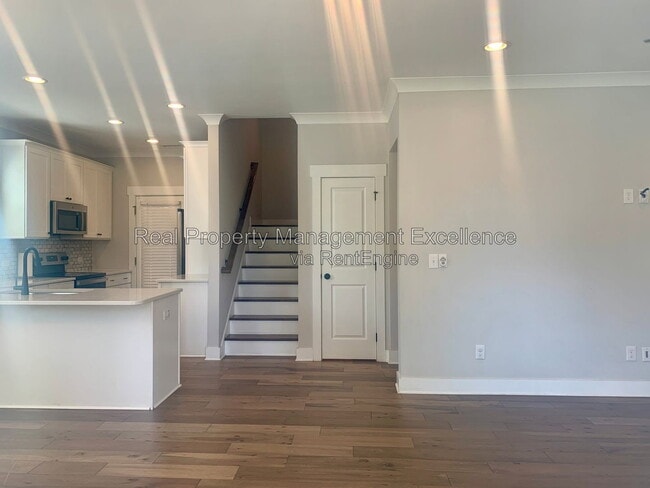 Building Photo - 443 Como Dr