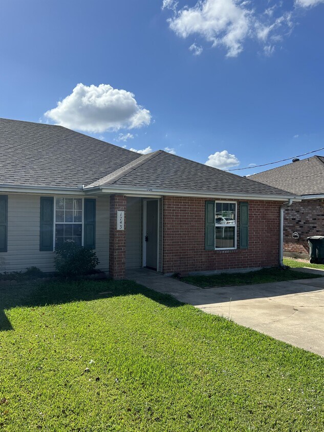 Foto principal - 1743 N Tallowood Dr