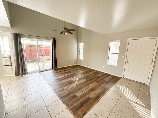 Foto del edificio - 2455 E Broadway Rd