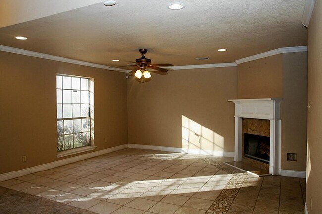 Building Photo - 7335 Oak Walk Dr