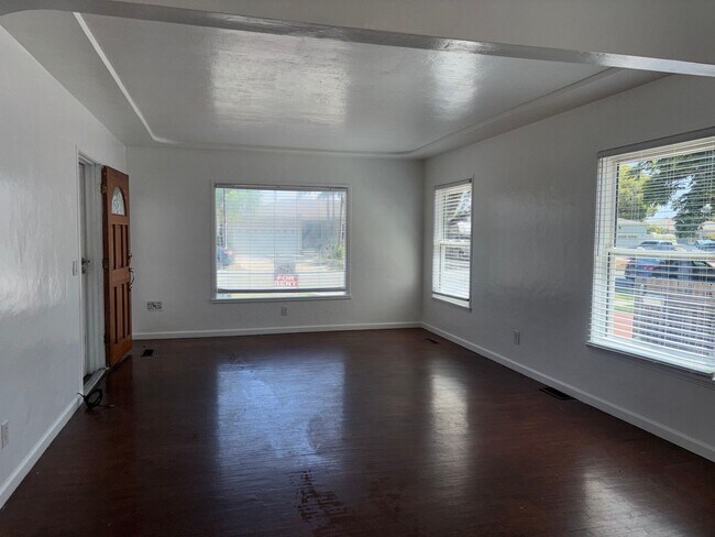 Foto del edificio - Charming 3 Bedroom Duplex with Original Character – Chula Vista Rental