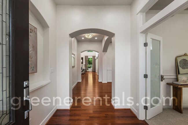 Foto del edificio - Luxurious 4BD 3.5BA Home in Campus Highlands