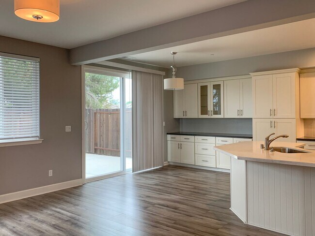 Building Photo - 3/2.5 Condo in Ridgemark with Fireplace and A/C