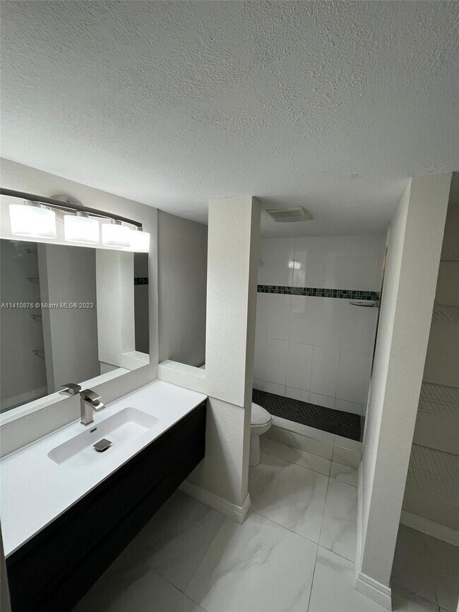 Foto del edificio - 1301 River Reach Dr