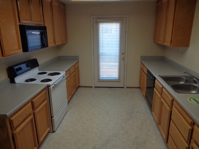 Building Photo - 1080 Courtyard Dr