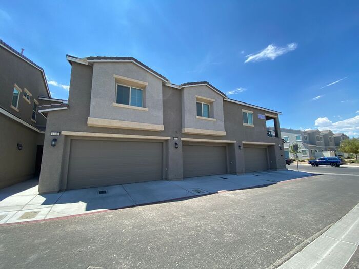 Primary Photo - Available Now! Spacious 3 bedroom with gar...