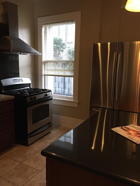 Primary Photo - 454 Larkin St