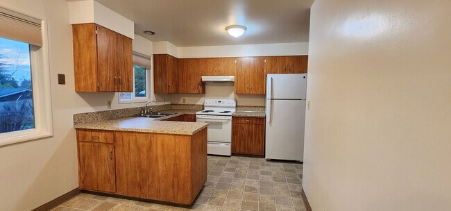 Foto del edificio - FREE MONTH OF RENT - $995 DEPOSIT - Corvallis House w/ Great Living Space and Yard