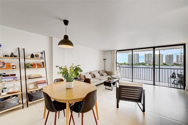 Foto del edificio - 17500 N Bay Rd