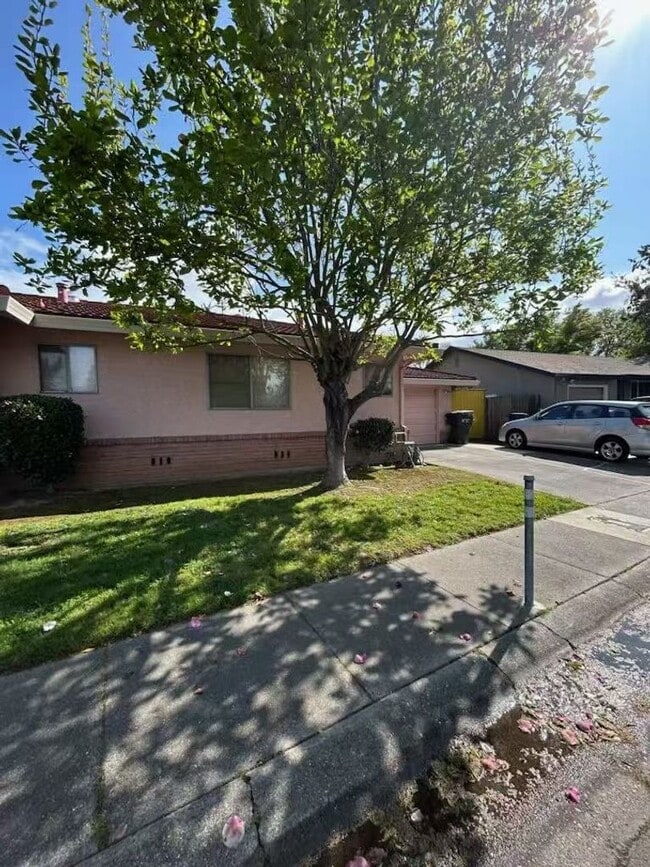 Charming 3 Bedroom, 2 Bathroom Located in ... - Charming 3 Bedroom, 2 Bathroom Located in ... House