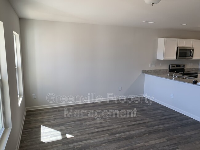 Building Photo - 505 Square St