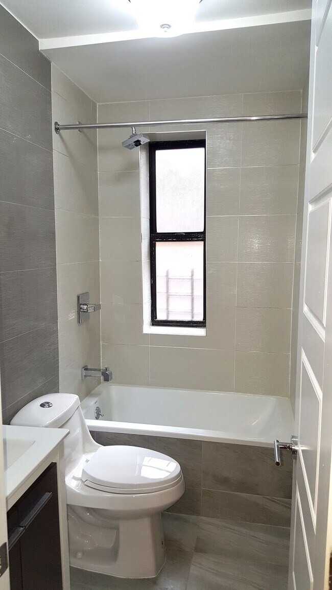 Building Photo - 68-76 Thayer St