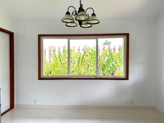 Building Photo - Kaneohe - Charming 1BR/1BA/1PK