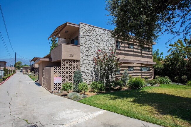 Foto del edificio - 215 E Live Oak St