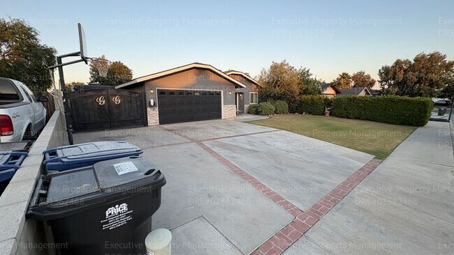 Foto del edificio - 3 bedroom 2 bathroom home with pool and near shopping centers.