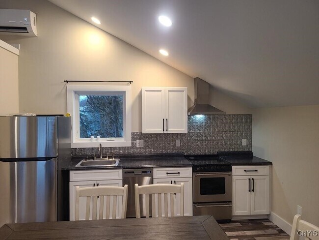 Foto del edificio - 14669 Fancher Ave