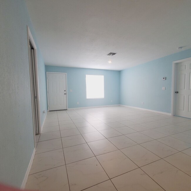 Building Photo - 2433/2435 Lola Avenue S