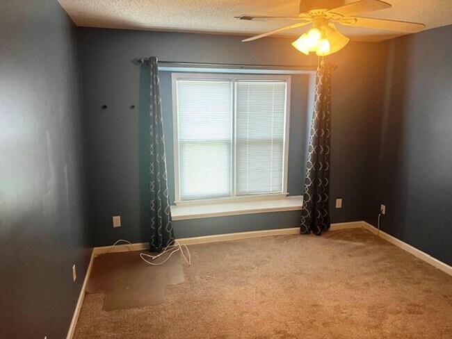 Building Photo - Wonderfully Located 2 Bedroom, 2 Bath Condo