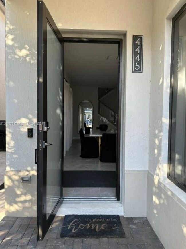 Foto del edificio - 4445 NW 82nd Ave