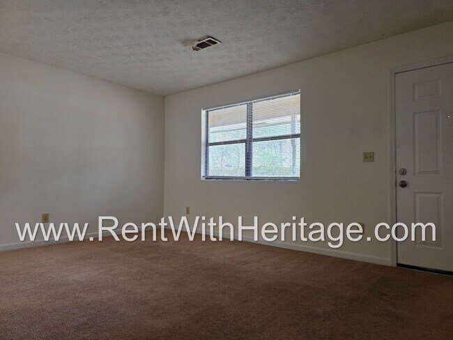 Building Photo - COME SEE THIS FANTASTIC 2 BEDROOM 2 BATH DUPLEX!