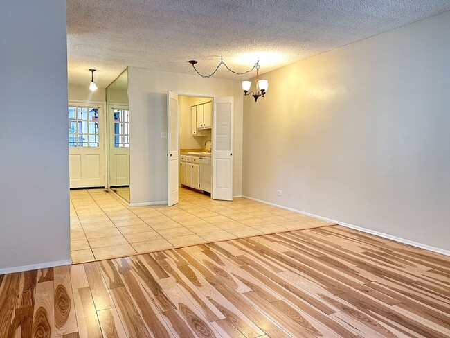 Building Photo - End-Unit Condo in Southglenn