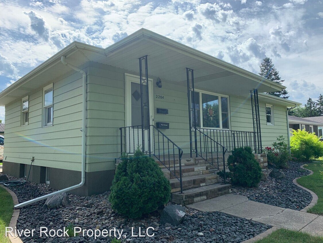 2204 7th St S, Moorhead, MN 56560 House Rental in Moorhead, MN