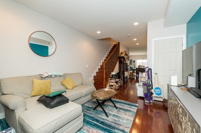 Building Photo - 909 W 37th St