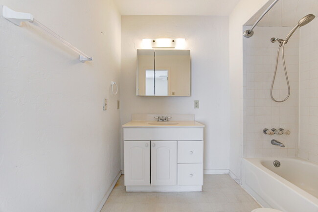 Building Photo - 602 S Flood Ave