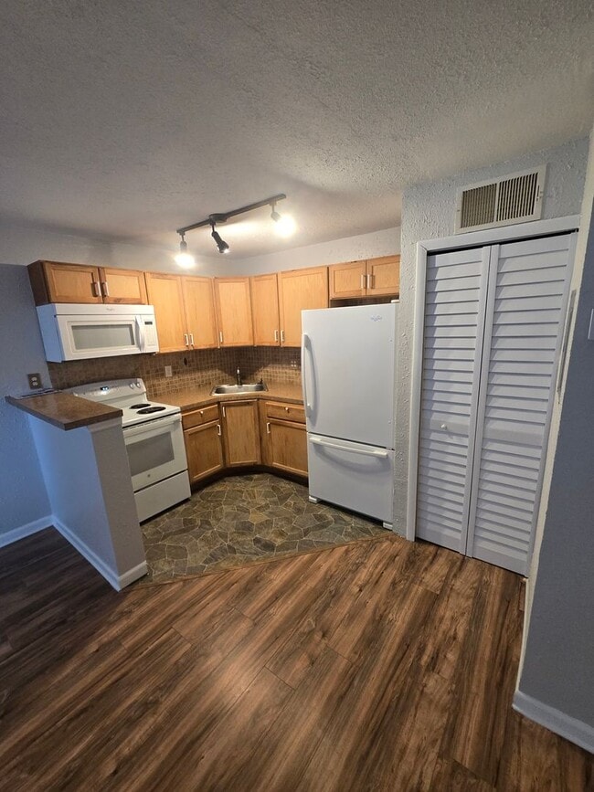Building Photo - 1BR / 1BA Condo For Rent