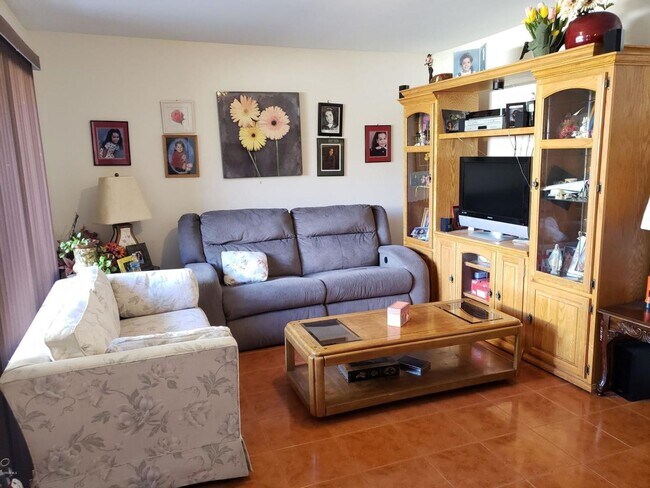 Foto del edificio - 2781 Bolker Dr