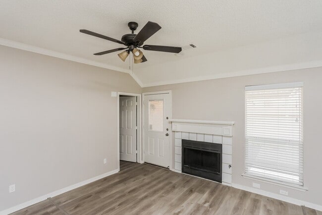 Foto del edificio - 2001 Valley Falls Ave