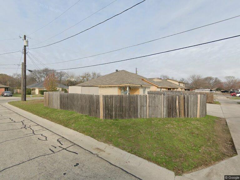 Building Photo - 3300 Gardenview Cir
