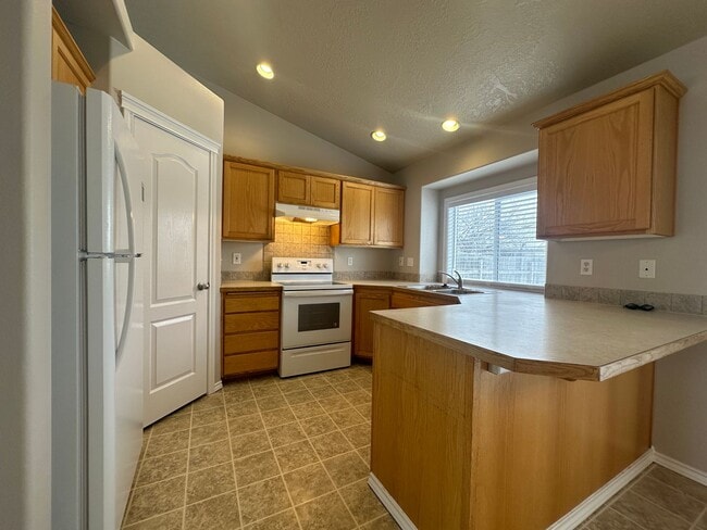 Building Photo - **MOVE IN SPECIAL**4bed, 2.5bath, 1,555sq....