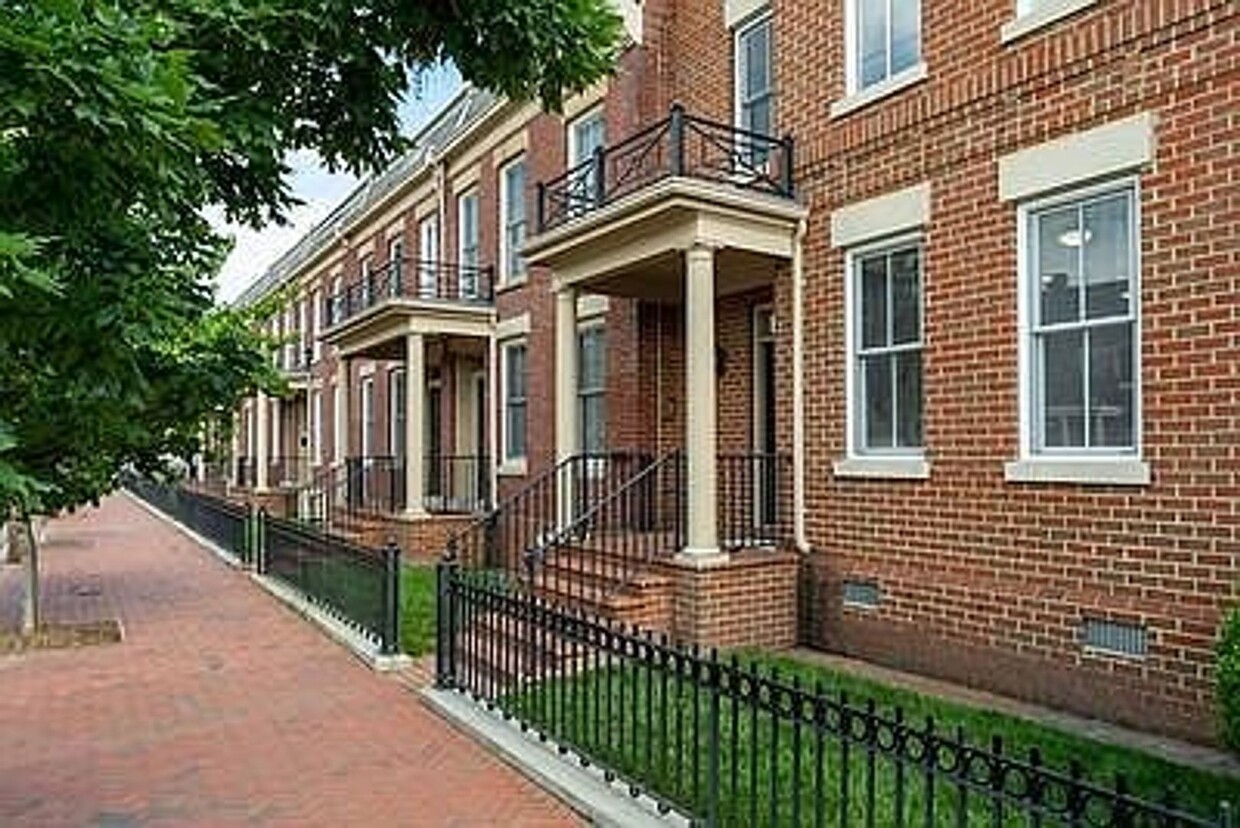 Foto principal - Spacious 3-Bedroom Apt on Cary St.