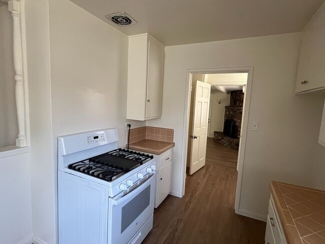 Foto del edificio - Three bedroom house in Lakewood ready for ...