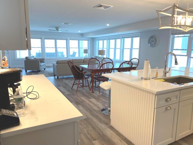 Foto del edificio - 1019 Fairfield Beach Rd