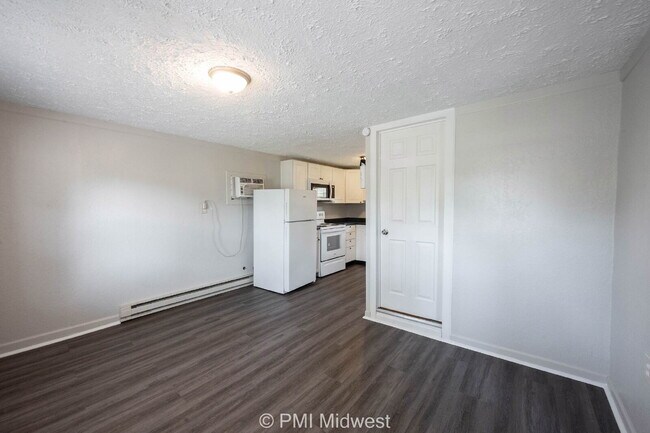 Foto del edificio - "Charming 1-Bedroom Retreat in Greenfield – Cozy 400 sqft Haven!"