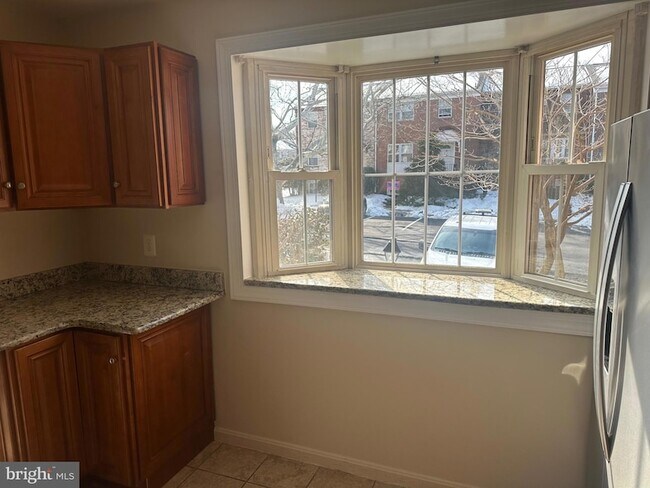 Foto del edificio - 8146 Larkin Ln