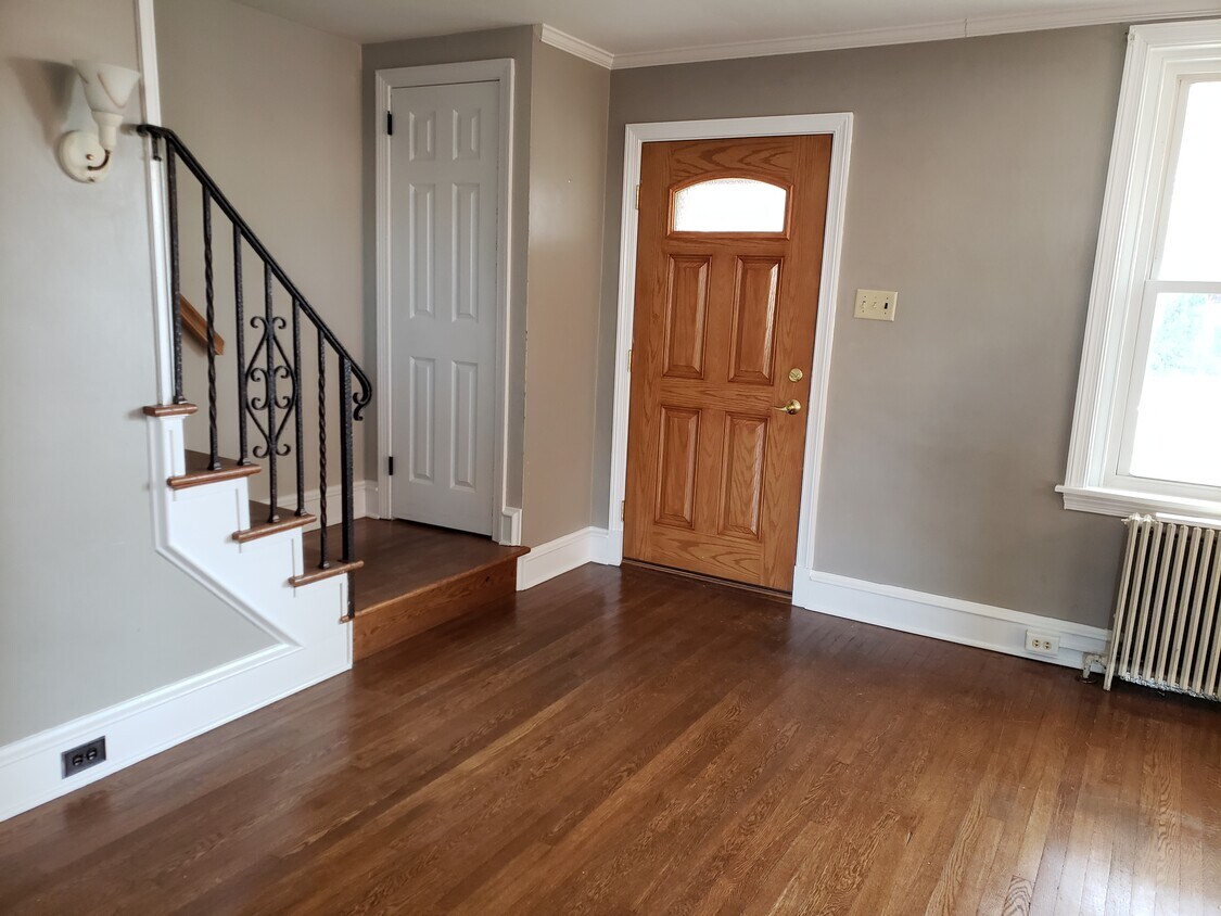 Living Room Entrance - 315 N Reservoir St