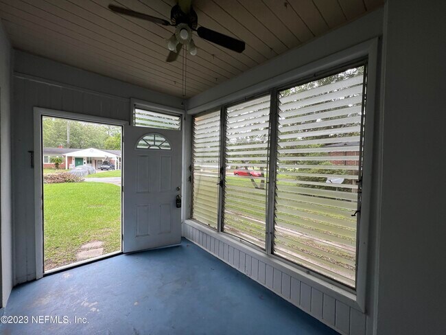 Foto del edificio - 5543 Lakewood Cir E