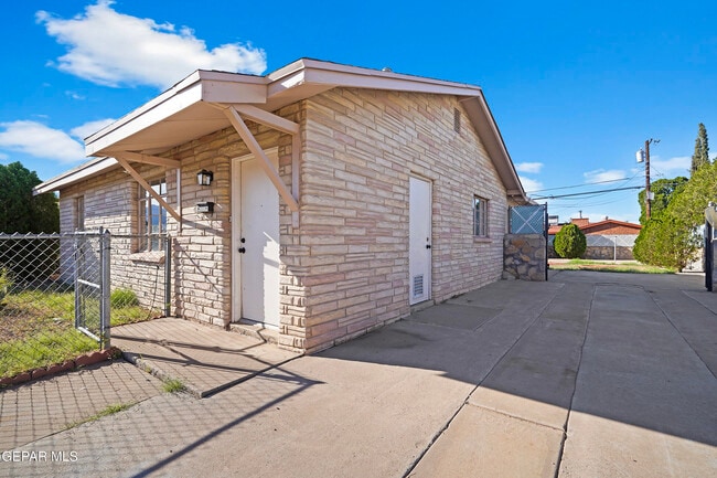 Building Photo - 5017 Sierra Madre Dr