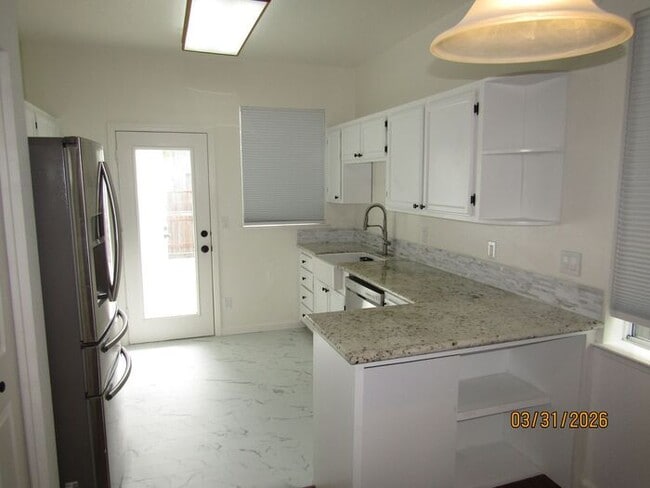 Building Photo - Beautifully updated single family house available NOW! $3,000 per month