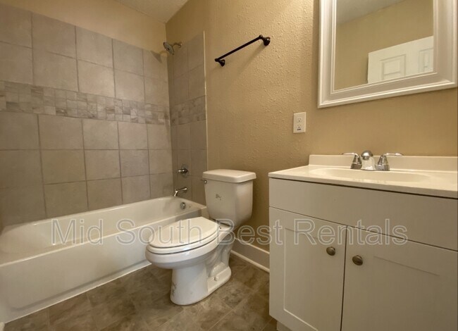 Building Photo - 912 W 23rd St