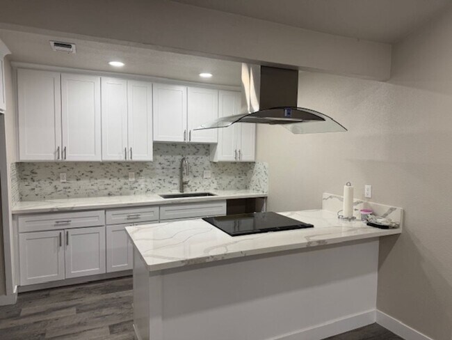 Building Photo - Beautifully updated 2-bedroom, 2-bathroom ...