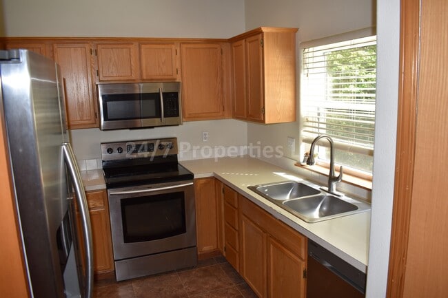 Building Photo - Beautiful 3 BD | 2.5 BA Duplex in Wine Cou...