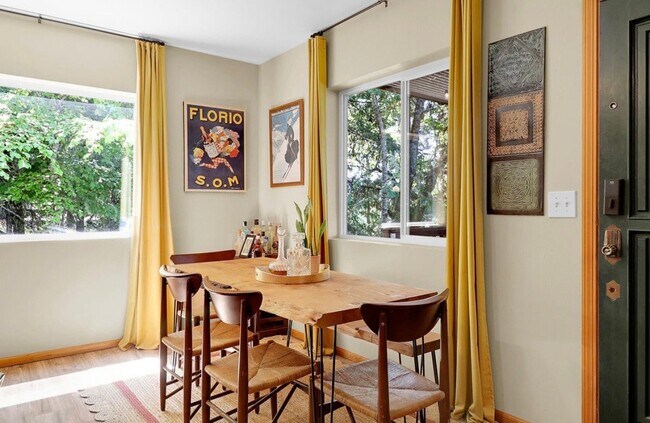 Foto del edificio - 2653 Hawkins Ln