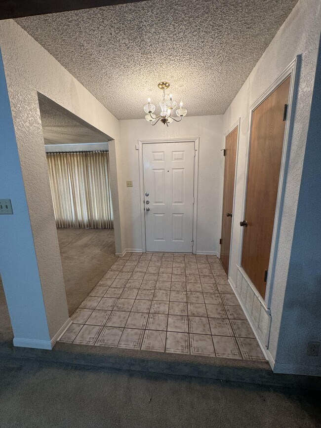 Foto del edificio - 206 Redwood Cir