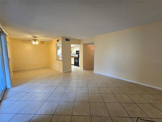 Foto del edificio - 561 Fairways Cir