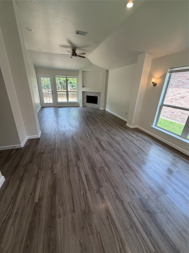 Building Photo - 2205 Highland Crossing Dr