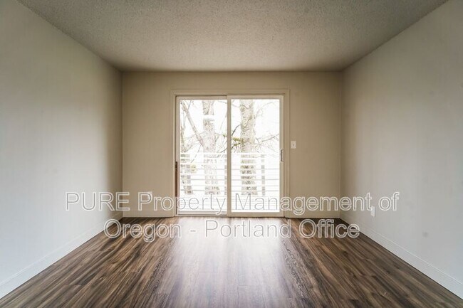 Foto del edificio - 18411 E Burnside St